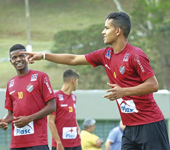 Raphael só pensa em ter seu espaço no onze alvinegro 1 Meia quer atrair a atenção da torcida (Foto: Leonardo Costa)