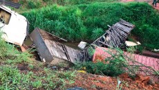 Carreta com ácido bórico tomba na BR-040 2 acidente divulgacao bombeiros 3