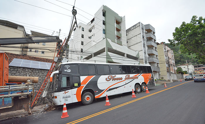 Ônibus bate em poste na João Pinheiro 1 acidente marcelo 2