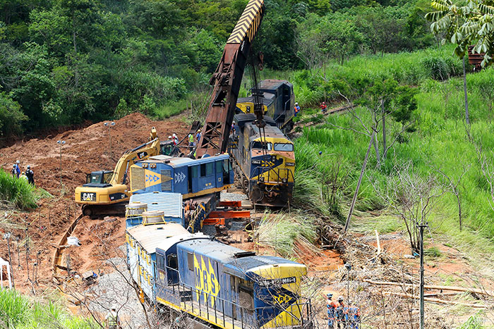 Açude arrebenta e desloca trilhos da MRS em Afonso Arinos 1 Foto: Fernando Priamo