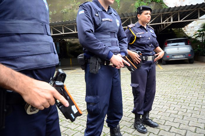 Guardas Municipais começam a usar armas de choque 1 Armas foram entregues aos guardas municipais nesta sexta-feira (15) (Foto: Olavo Prazeres 15-12-2016)