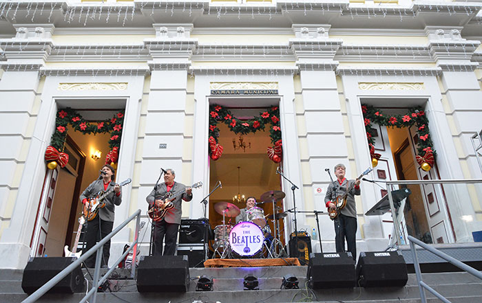 Beatles Forever promete repetir seu clássico show na escadaria da Câmara, como em 2015 (Foto: Marcelo Ribeiro)