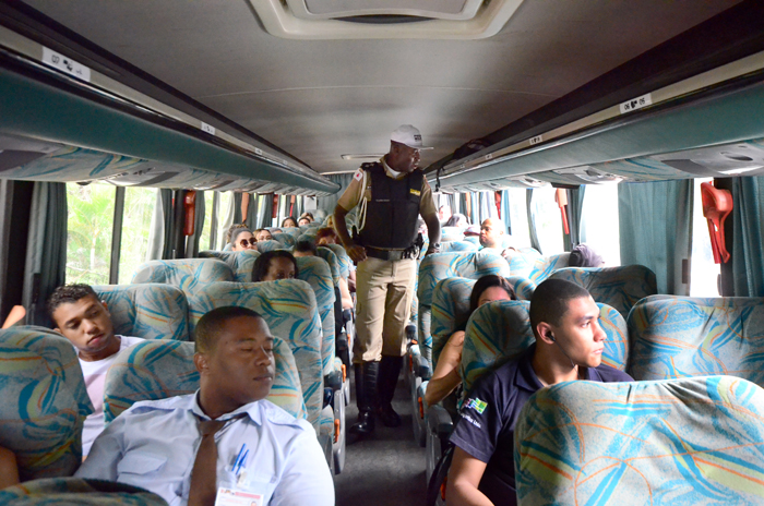 Falta de cinto de segurança é a infração mais recorrente 2 Blitz educativa marcou ontem o início da operação especial de fim de ano, realizada pela 4ª Companhia de Meio Ambiente e Trânsito Rodoviário da Polícia Militar, com participação da Settra, da PRF, do DER e do Serviços de Transporte Nacional de Aprendizagem (Foto: Olavo Prazeres 19-12-2016)