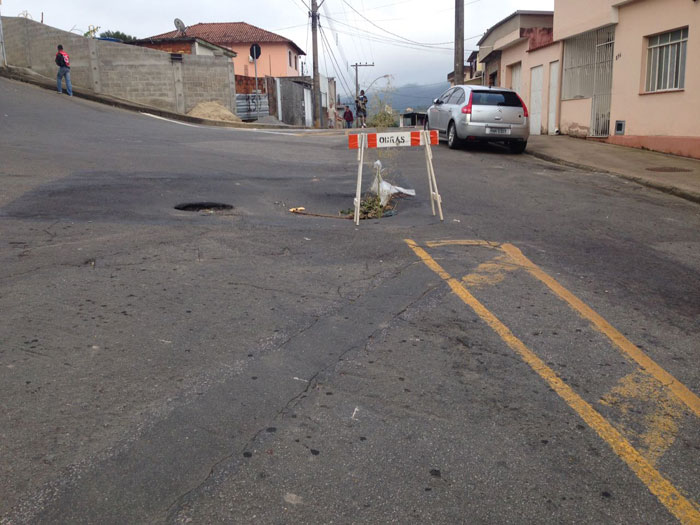 Buraco preocupa moradores do Bairro de Lourdes 1 buraco-rua-dilermando-cruz