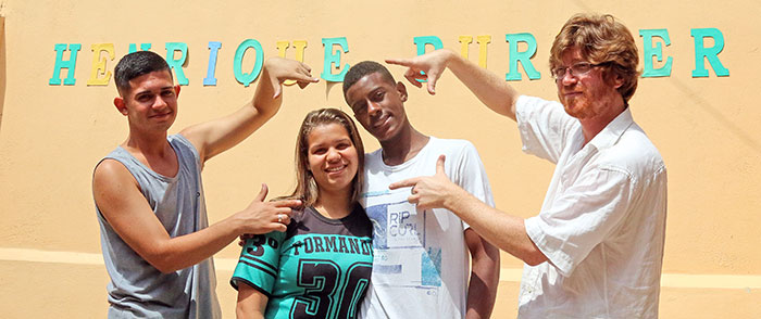 Documentário transforma realidade de estudantes 1 Com ajuda de pais, professores, direção e alunos, a Escola Estadual Henrique Burnier foi toda preparada para a formatura, até o teto foi decorado com tecido pelos estudantes (Foto: Leonardo Costa)