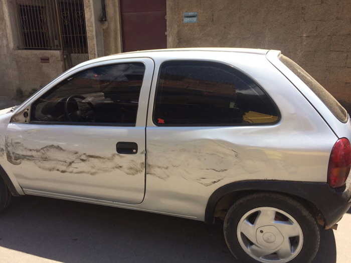 Bando tenta parar ônibus, e motorista acaba ferido 2 Um Corsa foi arrastado pelo ônibus (Foto: Wesley Carlos)