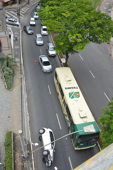 Carro bate em poste e fica virado na Itamar Franco 1 carro virdo de cima marcelo e1481380502475