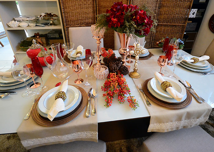 Vermelho e metalizado ditam a linha adotada para uma mesa tradicional (Foto: Olavo Prazeres)