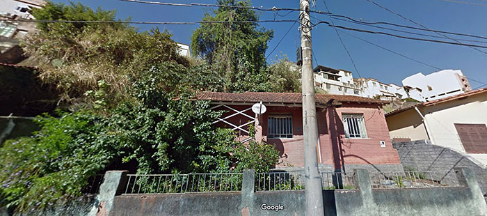 Imagem do Google Maps mostra como era a residência antes de ser atingida (Foto: Reprodução/Google Maps)