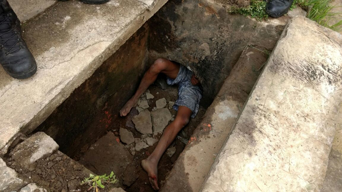 Homem se esconde em bueiro para fugir da polícia 1 Homem precisou ser resgatado pelos Bombeiros (Foto: Divulgação/PM)