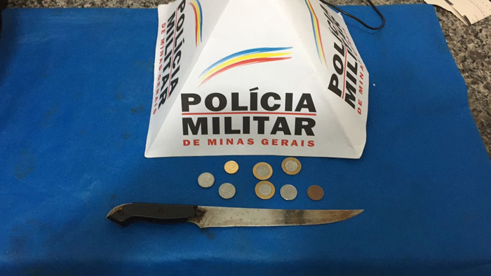 Mulher suspeita de assaltos no Centro é presa em flagrante pela PM 1 Faca utilizada nos delitos foi apreendida (Foto: Divulgação/ Polícia Militar)
