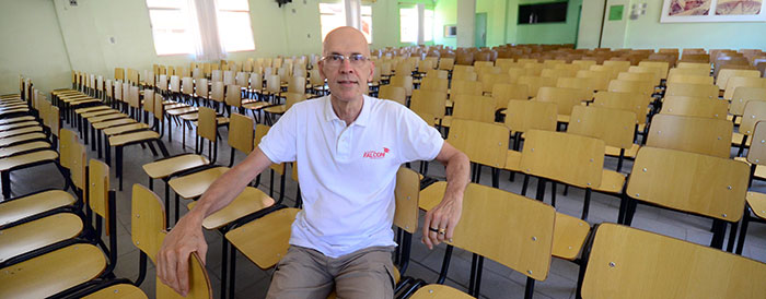 Tudo (é) bem 1 Ex-coroinha, Falcini fundou com amigos, em 1987, no Cascatinha, a Fundação Espírita Allan Kardec, que se destaca pelo impactante trabalho social (Foto: Olavo Prazeres)