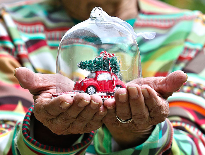 Um desejo: "Quero andar neste carro! Cadê o motorista? Se quiser carona, a gente aperta", brinca Flor de Maio ao ser flagrada pela equipe da Tribuna com enfeite de Natal (Foto: Fernando Priamo)