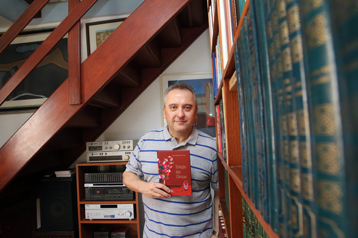 Internações cirúrgicas,l mortes e histórias dos corredores frios dos hospitais são alguns dps poemas do mais recente livro de Iacyr (Foto: Fernando Priamo) 