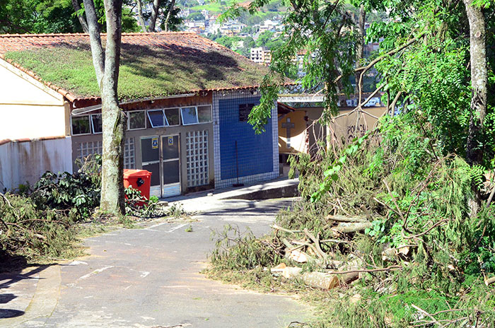 Tempestade ainda causa transtornos 1 Pátio do Instituto Médico Legal (IML) que havia sido interditado por uma queda de árvore, foi liberado para o trânsito de veículos nesta quinta. (Foto: Olavo Prazeres)