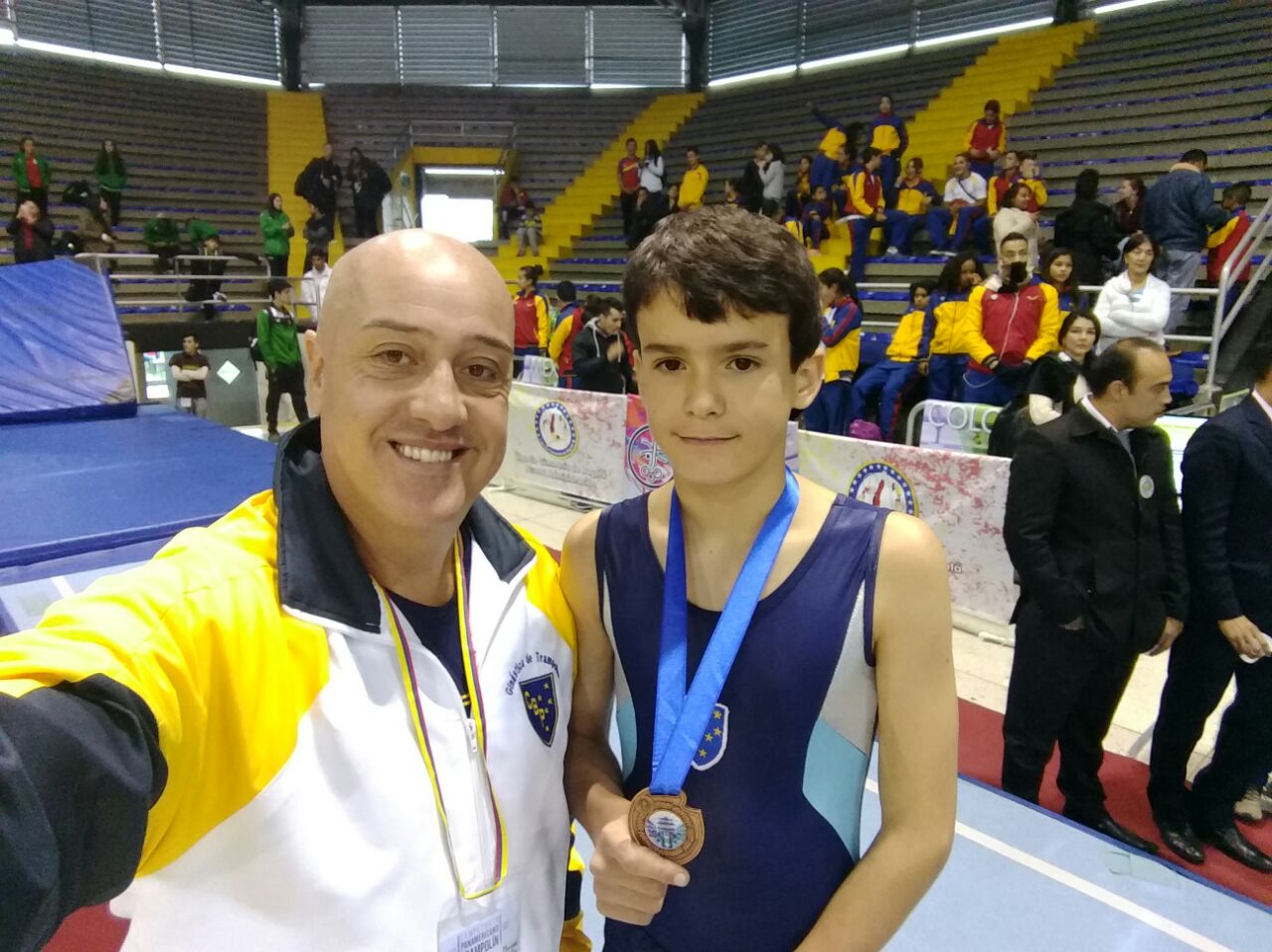Juiz-forano ganha bronze no Sul-Americano de Ginástica 2 juizforano-bronze-com-tecnico-divulgacao