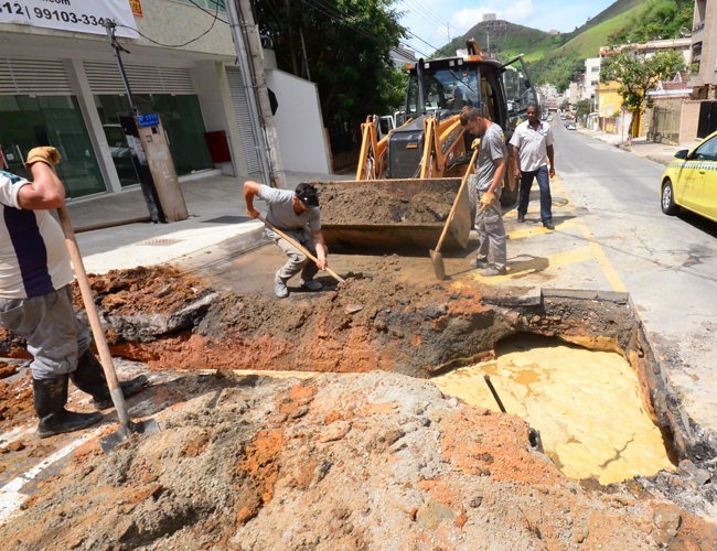 Obra de emergência congestiona trânsito na Olegário 1 olegario