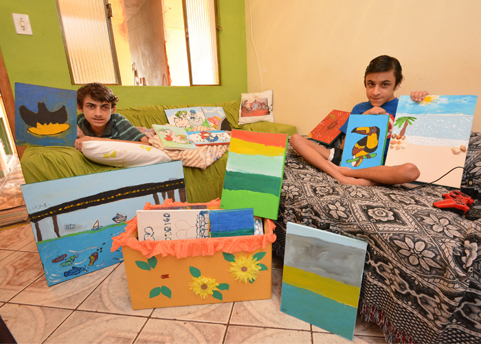 Lucas e Rodrigo pintaram cerca de cem quadros, que agora serão vendidos (Foto: Marcelo Ribeiro)