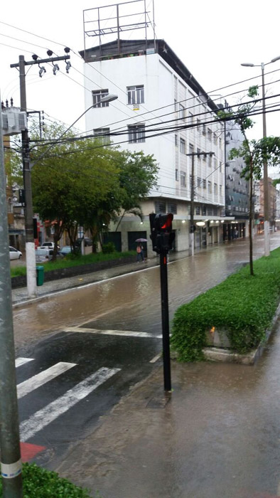 Avenida Barão do Rio branco foi um dos pontos onde houve alagamento (Foto: Juliana Netto) 