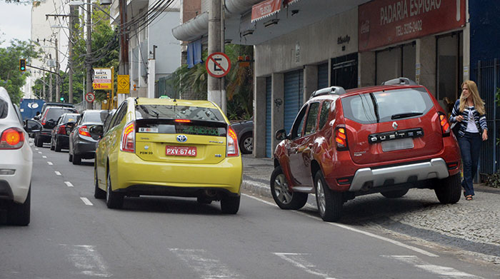 Multas podem virar advertência educativa 2 Entre as infrações na listagem da Settra está o estacionamento de veículo sobre o passeio (Foto: Marcelo Ribeiro)