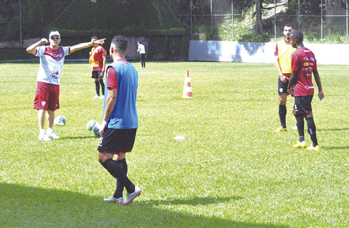 Éder Bastos coordenou treino com alta exigência física e presença de bola na tarde de ontem( Foto: Divulgação/ Tupi) 