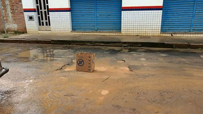 Moradores usaram caixa de papelão para sinalizar o local