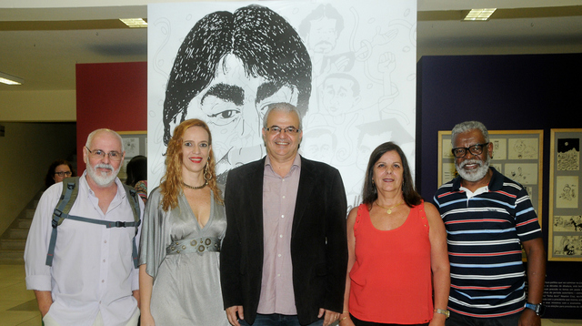Coluna CR – 14-01-2017 3 O curador da exposição, Mário Tarcitano, a pró-reitora de Cultura Valéria Faria, o reitor Marcus David, Eliana e o editor-geral da TM, Paulo Cesar Magella Foto: Andréa Ottoni
