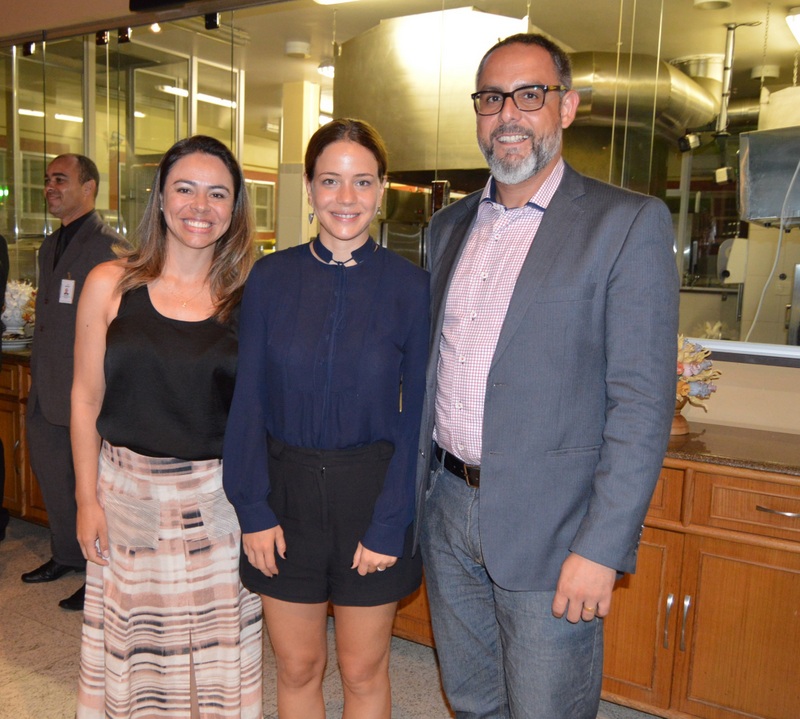 O diretor regional do Senac, Gustavio Guimarães (no 'flash' com a mulher Denise Silva e Leandra Leal). 