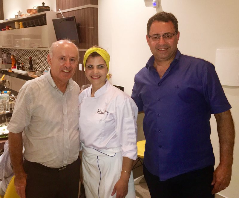 Em seu espaço gastronômico, a ‘chef’ Juliana Araújo ladeada por Paulo Roberto Lopes e o oftalmologista Ricardo Martin após jantar à base de paleta de cordeiro