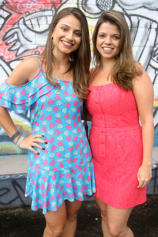 Michelle Abdo e Bianca Saloto na tarde dominical do Cultural ao som do Come Quieto. Foto: Raphaela Campos