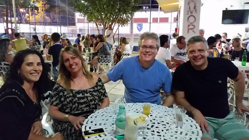 Cleonice Gonçalves, Danielle Bandeira e José Otávio Junqueira e o presidente do Bom Pastor, Carlos Augusto (Catgut) Bandeira curtindo a movimentada 'happy hour’ do clube