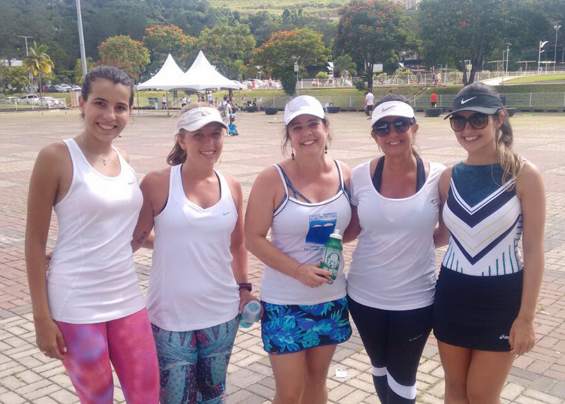 Amábile Santos, Camila Chain, Rita Guedes, Patrícia e Marcela Chain, em tarde de aulão solidário na Praça Cívica da UFJF.