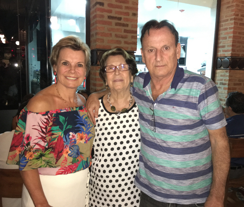 Coluna CR - 25-01-2017 1 A aniversariante Terezinha de Landa com os filhos Vânia e Ivan, no jantar da Assunta
