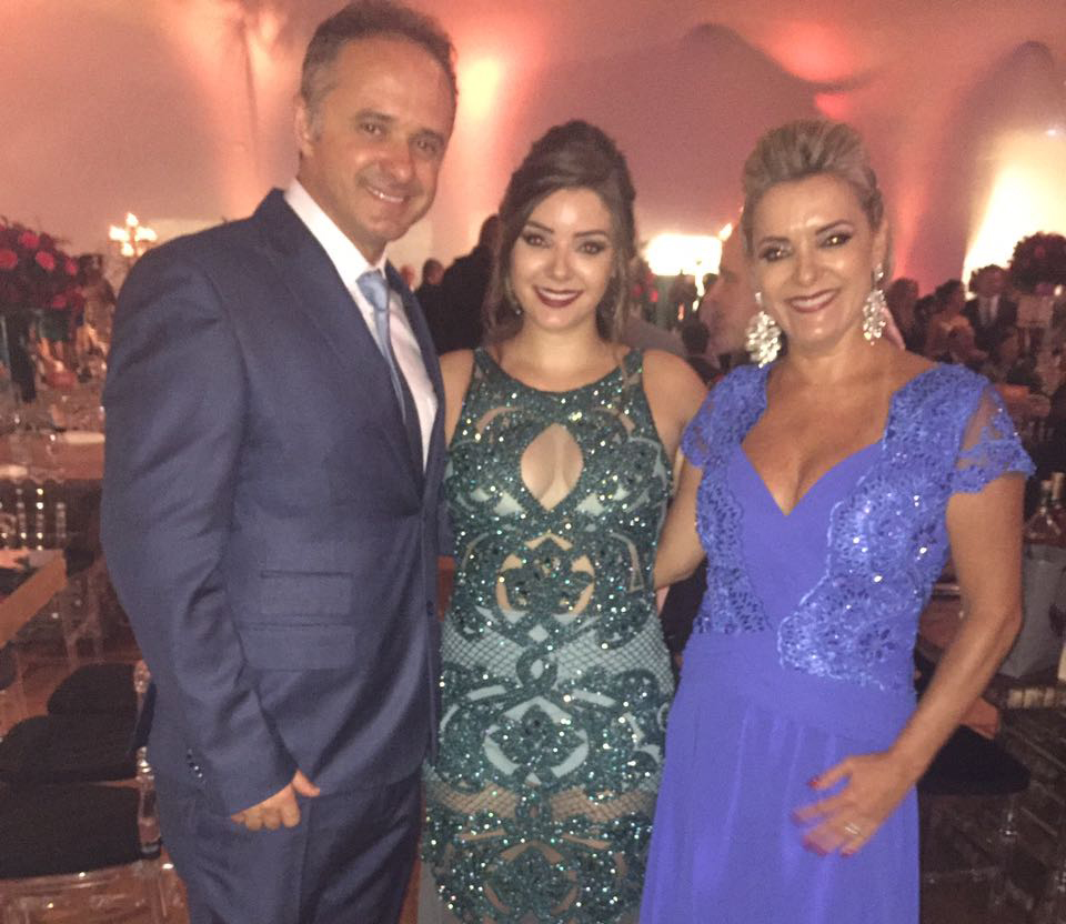 Coluna CR – 11-01-2017 1 Henrique e Rita Allemand com a filha Marília, formanda em direito, no Expominas.