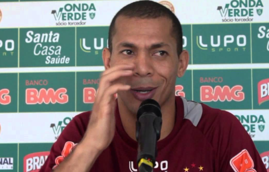 Tupi cede estrutura para o meia Leandro Ferreira 1 Leandro em entrevista coletiva quando jogava no America MG - Foto: TV Coelho
