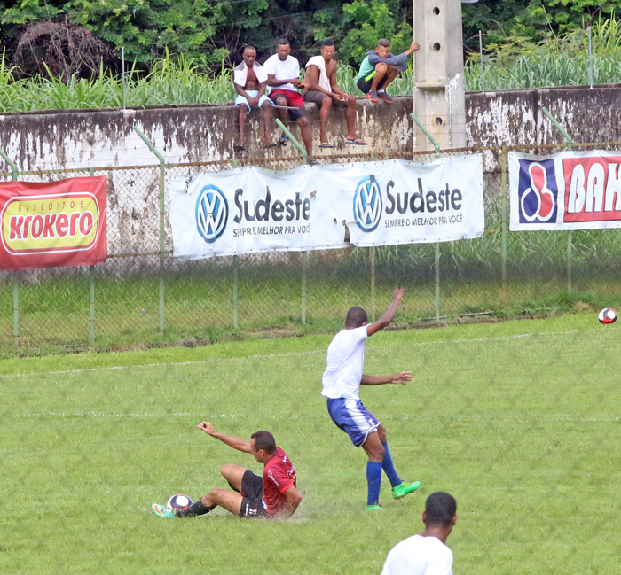 Diante do torcedor, Tupi faz 5 a 0 em jogo-treino 1 Campo pesado e torcida liberada no decorrer do primeiro tempo marcaram goleada carijó (Foto: Leonardo Costa)