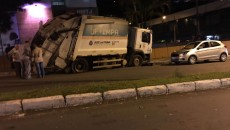 Caminhão do Demlurb envolve-se em acidente na Itamar Franco 2 WhatsApp Image 2017 01 23 at 22.16