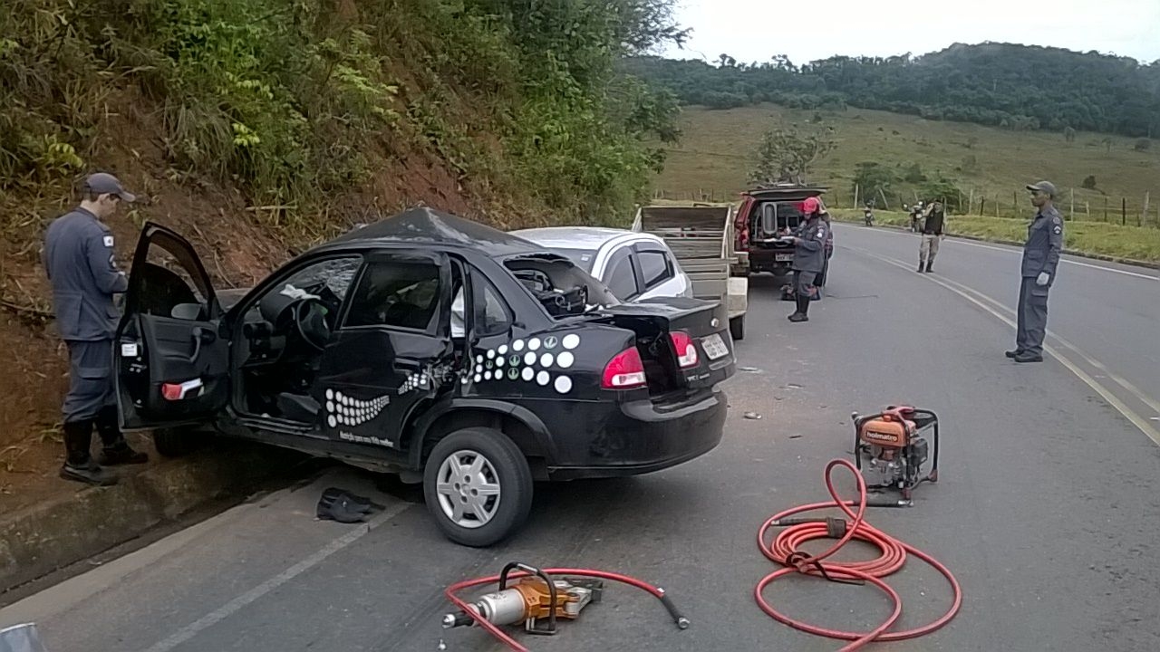 Colisão entre dois carros mata três pessoas na BR-120 1 Foto: Corpo de Bombeiros