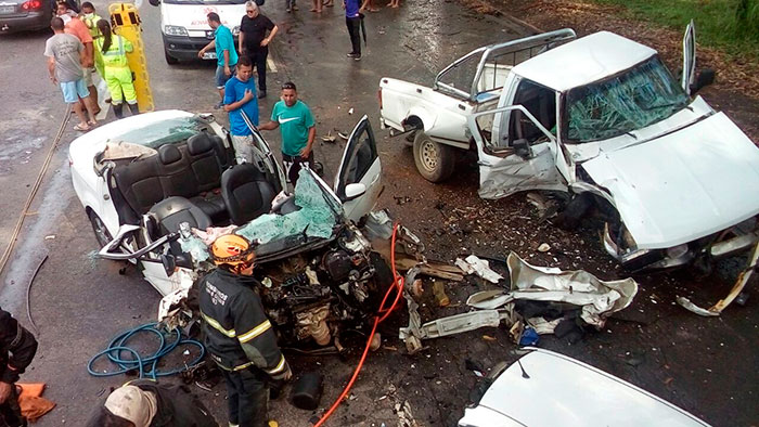 Acidente entre dois veículos deixa feridos na BR-040 1 Batida aconteceu na BR-040 (Foto: Fernando Priamo)