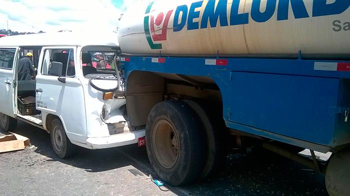 Motorista bate Kombi em caminhão do Demlurb 1 Dianteira da Kombi ficou danificada após a colisão (Foto: Divulgação/Corpo de Bombeiros)