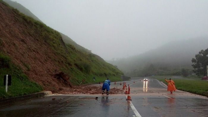 Terra fechou parcialmente a via (Foto: Fernando Priamo 13-01-2017)