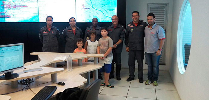 Dono de calopsita resgatada visita Corpo de Bombeiros 1 Matheus (vestido com regata branca) e dois amigos visitaram o Corpo de Bombeiros (Foto: Divulgação/Corpo de Bombeiros)