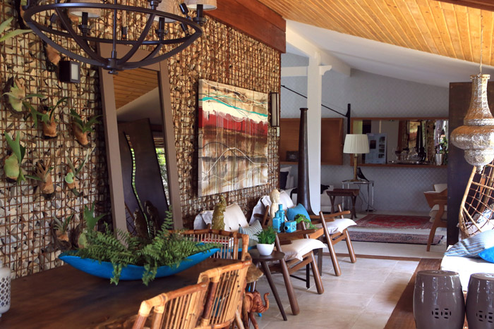 À prova de sol 3 Plantas e quadros de Fábio Gama entram em harmonia com o ambiente interno do imóvel, visível da varanda (Foto: Marcelo Ribeiro)