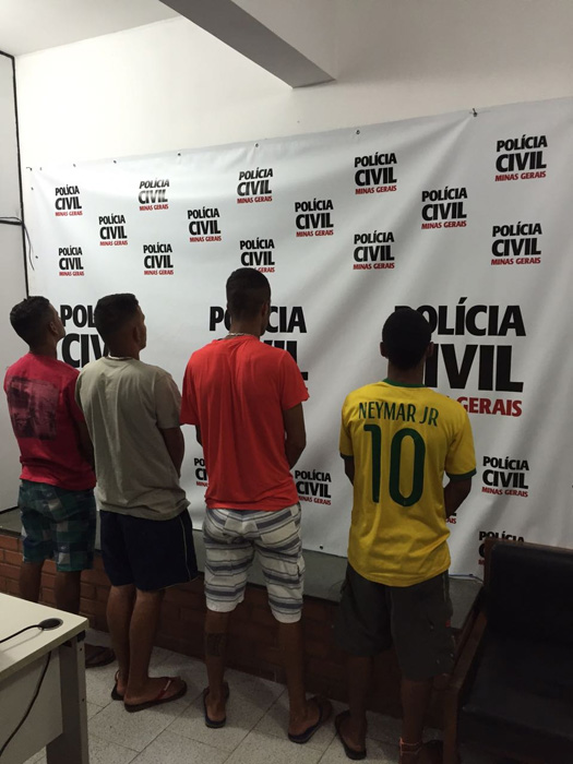 Grupo preso por tráfico soma 87 ocorrências criminosas 1 Suspeitos de tráfico foram presos em Chácara (Foto: Divulgação/ Polícia Civil)