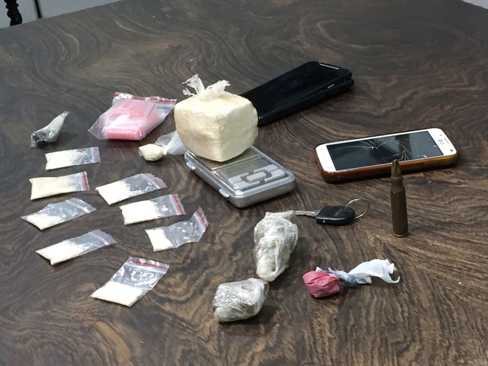 Drogas foram encontradas no Fórum, na casa do homem e com ele (Foto: Divulgação/ Polícia Civil) 