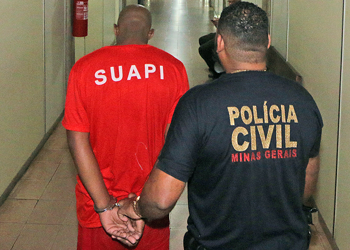 Suspeito foi apresentado na Delegacia de Santa Terezinha( Foto: Leonardo Costa 16-01-2017) 
