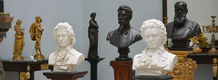 (Parte da) casa cheia 1 Exposição reúne 232 objetos, entre bustos de figuras conhecidas como Mozart e Beethoven (em mármore branco), e outras esculturas feitas em metal, gesso e mármore (Foto: Marcelo Ribeiro)