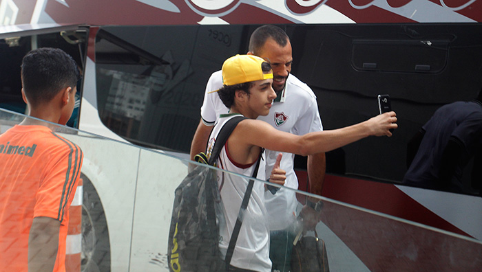 Fluminense estreia contra o Criciúma pela Primeira Liga 1 Torcedor do Flu tira selfie com o goleito tricolor (Foto: Nelson Perez/Divulgação/Fluminense)