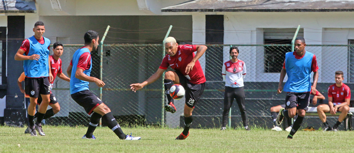 Tupi recebe Bangu com portões abertos 1 Tupi treinou ontem e aposta na força do ataque de Caça-Rato para encarar o Bangu na tarde de hoje (Foto: Leonardo Costa)