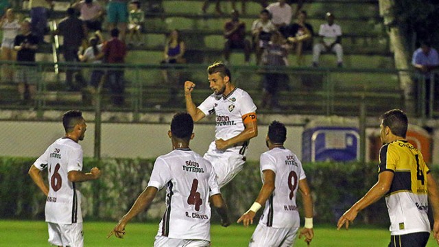 O zagueiro Henrique empatou para o Tricolor no primeiro tempo